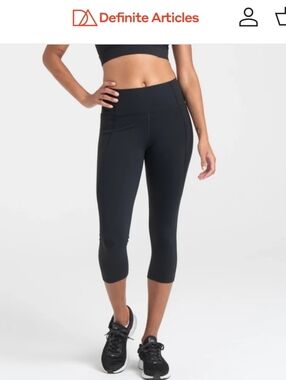 Definite Articles Capri Bkack Leggings